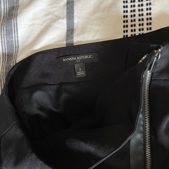 Black mini skirt - Picture 2 of 3